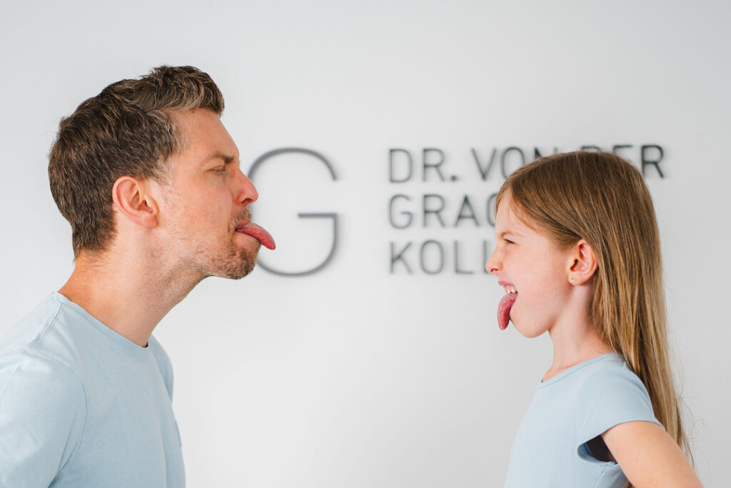 Erwachsener und Kind zeigen Zungenbeweglichkeit – gesunde Zungenbänder ohne Einschränkung (Praxis Dr. Ina von der Gracht, Tübingen)