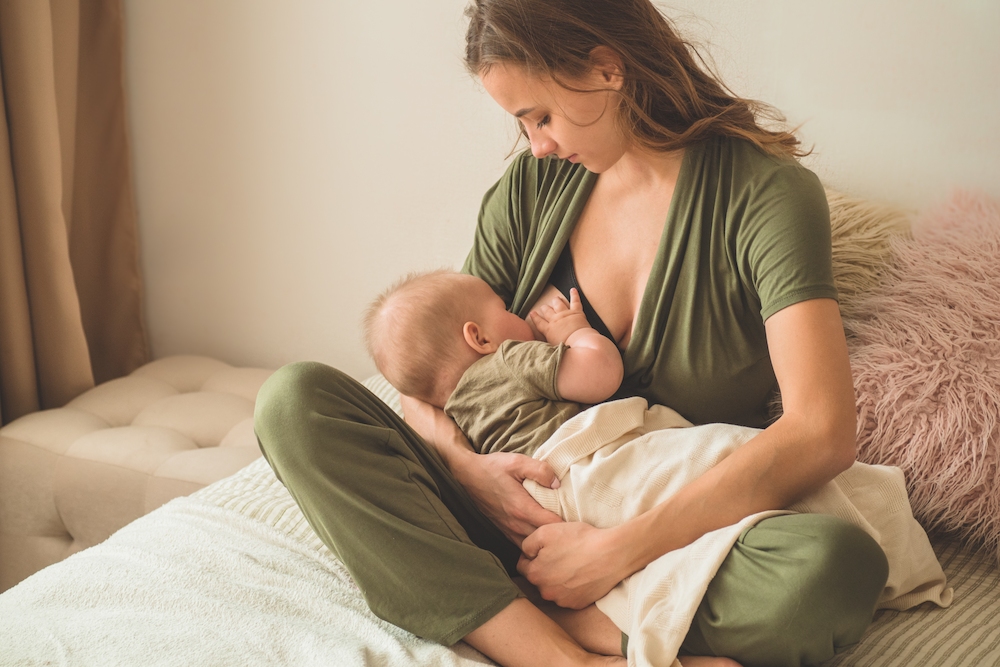 Glückliche Mutter stillt ihr Baby wieder schmerzfrei nach Zungenband‑Behandlung in Tübingen durch Dr. Ina von der Gracht (Symbolbild)