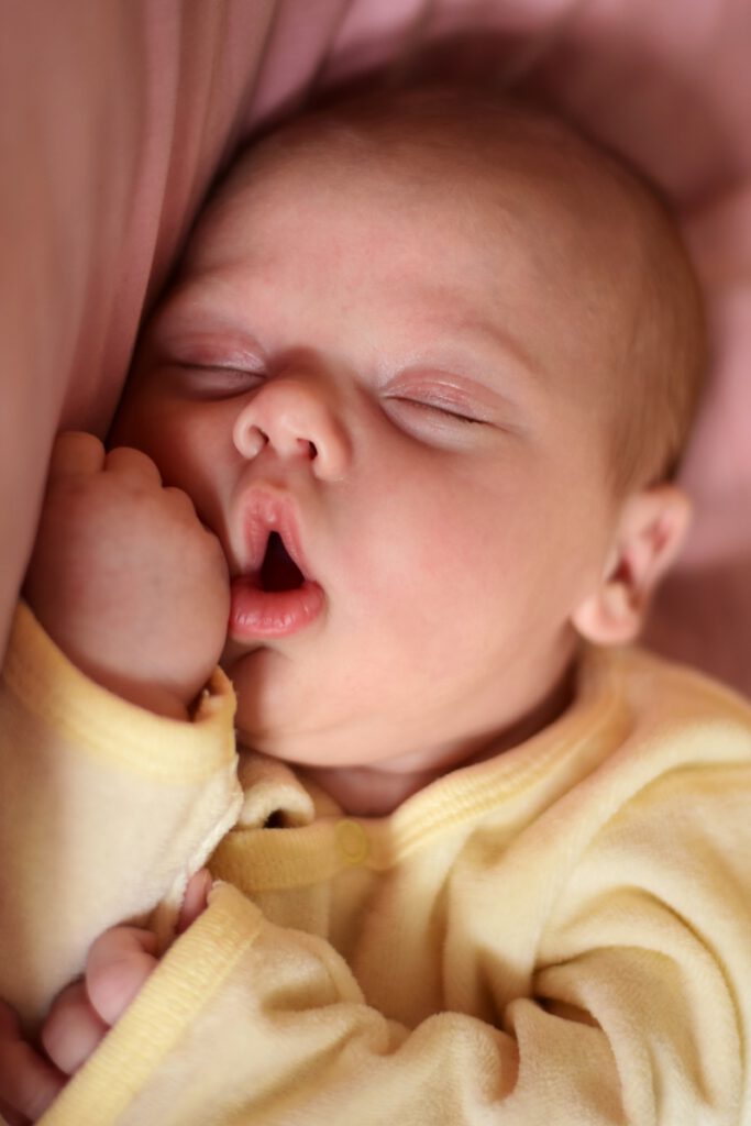 Baby schläft ruhig nach Zungenband-Behandlung durch Dr. Ina von der Gracht in Tübingen (Symbolbild)